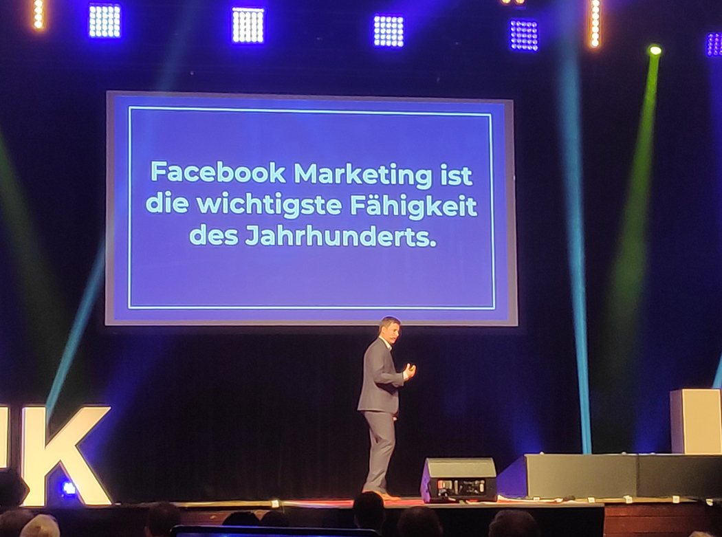 Facebook Marketing Experte Jakob Hager auf der Bühne beim Internet Marketing Kongress 2019